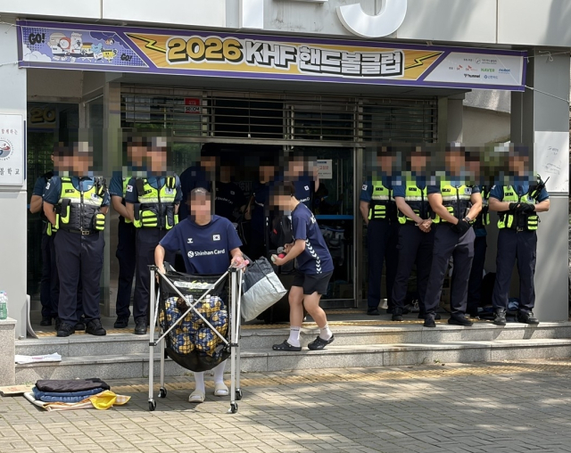 잠실 개표소로 사용됐던 핸드볼경기장에서 공인구와 훈련기구를 꺼내오는 선수들. 연합뉴스