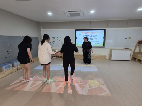 김해대학교 유아교육과 첨단창의놀이실에서 김해삼방고 학생들이 미래형 유아교육 환경을 탐색하고 있는 모습. (김해대 제공)