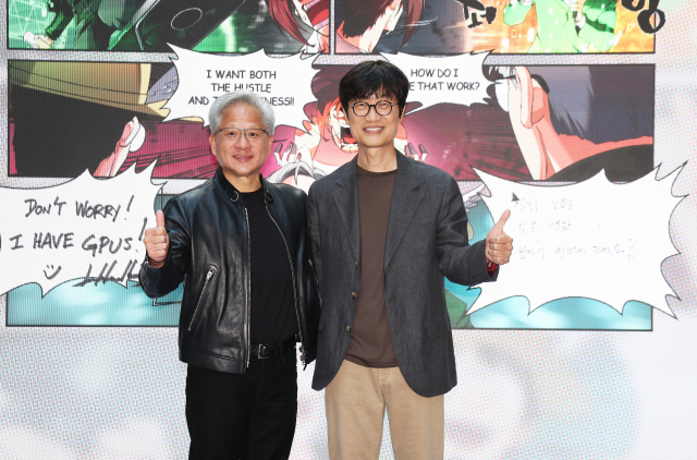 젠슨 황 엔비디아 최고경영자(CEO)가 8일 경기도 성남시 네이버 1784 사옥을 방문해 이해진 네이버 의장과 포즈를 취하고 있다. 연합뉴스