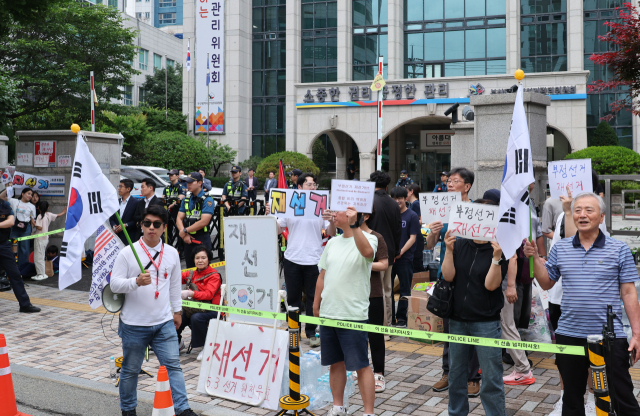 8일 오후 부산 연제구 부산시선거관리위원회 앞에서 지방선거 투표용지 부족 사태에 항의하는 시민들이 모여 '부정선거'와 '재선거'를 주장하며 규탄 집회를 진행하고 있다. 정종회 기자 jjh@
