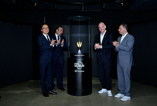 8일(현지시간) 미국 뉴욕에서 가진 FIFA 뮤지엄 개관식에서 월드컵 첫 우승 트로피인 줄리메컵 언베일 모습. 왼쪽부터 현대차 지성원 브랜드마케팅본부장과 FIFA 뮤지엄 마르코 파초네 관장 , FIFA 지아니 인판티노 회장.현대차 제공