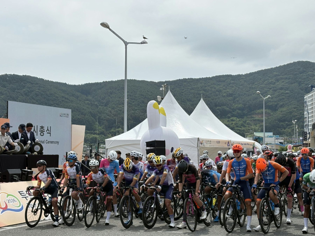 9일 열린 투르 드 경남 2026 개막식에서 선수들이 출발 준비를 하고 있다. 경남도 제공