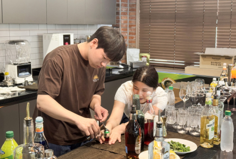 학생이 나만의 칵테일을 만들고 있다.