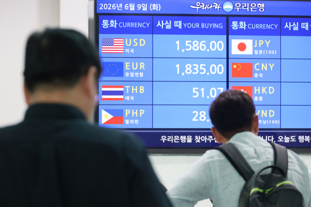 미국 금리인상 전망과 미·이란 종전 불확실성 속에 고환율이 지속되는 가운데 9일 인천국제공항 내 은행 환전소에 실시간 원/달러 등 각국 환율이 표시되고 있다. 연합뉴스