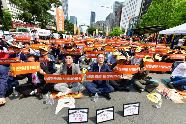 소상공인연합회는 9일 오후 서울 여의도 국회의사당 앞에서 전국상인연합회, 한국중소상인자영업자총연합회, 한국외식업중앙회 등 소상공인업계와 공동으로 ‘생존권 사수와 고용 정책 대전환 촉구 범 소상공인 결의대회’를 개최했다. 소상공인연합회 제공.