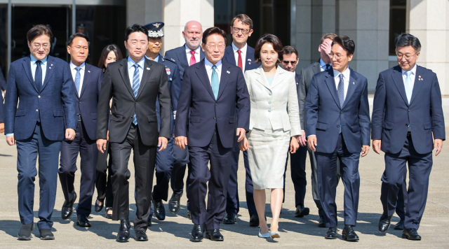 주요7개국(G7) 정상회의 참석과 유럽 순방을 위해 출국하는 이재명 대통령과 김혜경 여사가 9일 성남 서울공항에서 공군 1호기로 이동하고 있다. 김혜경 여사 오른쪽에 김민석 국무총리, 이 대통령 왼쪽에 강훈식 대통령 비서실장이 환송을 나와있다. 연합뉴스