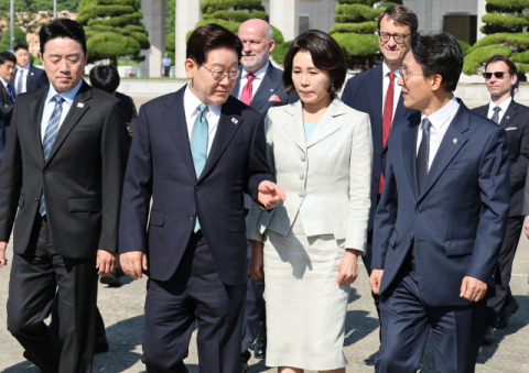 이 대통령 유럽 순방 환송에 정청래 보이지 않았는데…