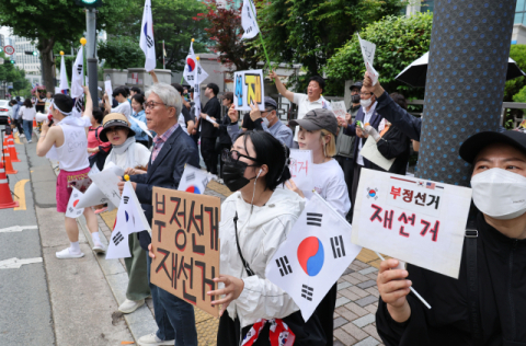 “재선거” “부정선거” 시위대 미묘한 입장 차