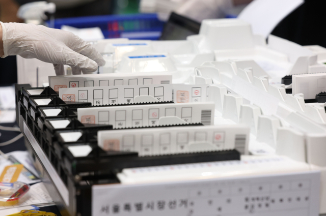 6·3지방선거일인 3일 서울 관악구 서울대학교 체육관에 마련된 개표소에서 투표지 분류기가 가동되고 있다. 연합뉴스