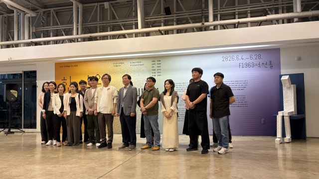 지난 4일 부산 수영구 복합문화공간 F1963 석천홀에서 열린 지역 예술기관 교류 전시 '한 알의 모래에서 우주를 보다' 개막전에 참가한 작가들과 부산·성남·전주문화재단 관계자 모습. 김은영 기자 key66@