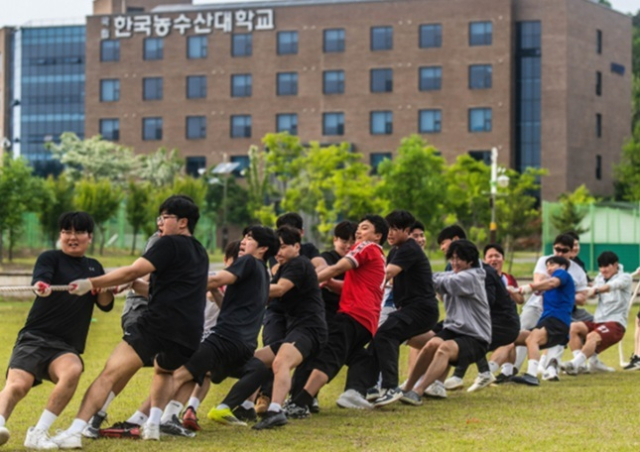 미래 우리나라 농어업을 이끌 인재 양성을 위해 국립한국농수산대학교가 2027학년도 신입생 모집 절차에 착수했다. 사진은 한농대 재학생 체육대회 모습. 홈페이지