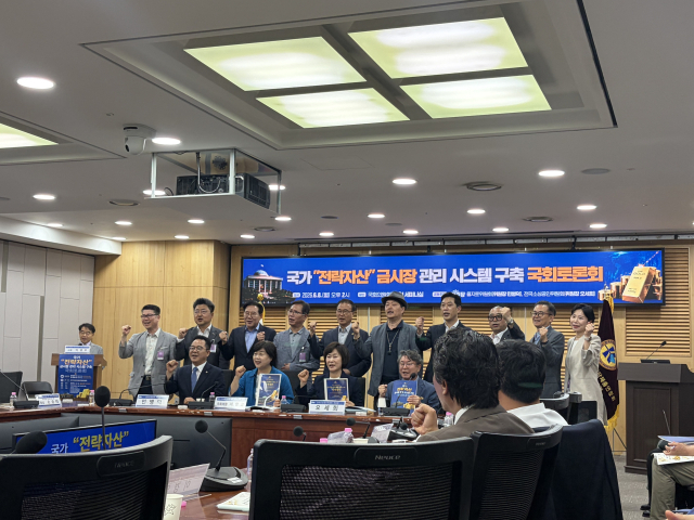 지난 8일 서울 국회의원회관에서 열린 ‘국가 전략자산 금시장 관리 시스템 구축 토론회’에서 정치권과 업계, 한국거래소 관계자들이 금시장 운영 방향과 제도 개선 방안을 논의했다. 비온미디어 제공