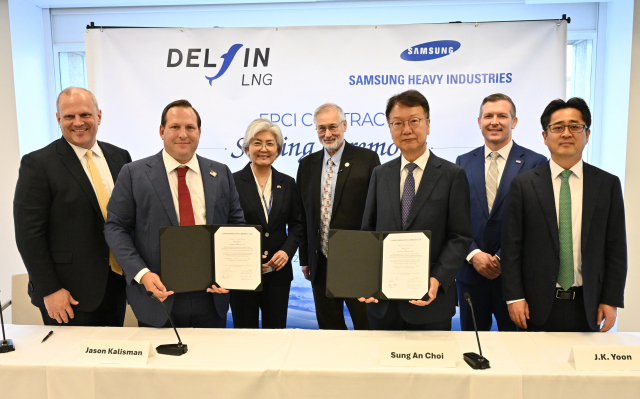 9일(현지 시간) 미국 워싱턴 D.C에서 열린 '델핀 FLNG 1호기 계약 서명식' 참석자들이 기념촬영을 하고 있다. 왼쪽부터 더들리 포스톤 델핀 미드스트림 CEO, 제이슨 칼리스만 탈리스만 그룹 CEO, 강경화 주미대사, 스티브 카멀 미국 해사청 청장, 최성안 삼성중공업 부회장, 카일 하우스트바이트 미국 에너지부 차관보, 윤재균 삼성중공업 영업본부장. 삼성중공업 제공