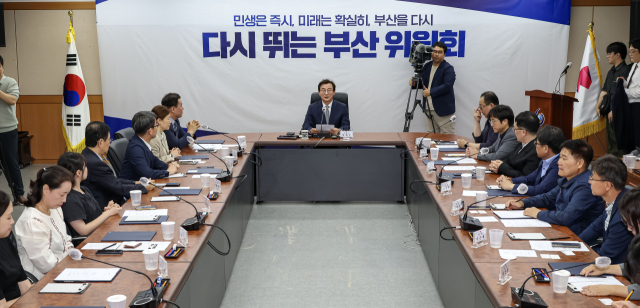전재수 부산시장 당선인이 10일 오후 부산 부산진구 부산시상수도사업본부에서 열린 부산시장 인수위원회 출범식에서 발언하고 있다. 김종진 기자 kjj1761@