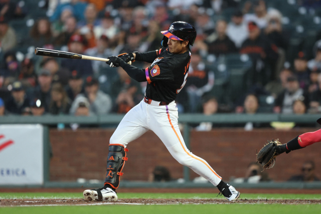 샌프란시스코 자이언츠 이정후가 17경기 연속 안타로 MLB 한국 선수 연속 경기 안타 기록을 갈아치웠다. 10일 경기에서 타격하는 이정후. AFP 연합뉴스