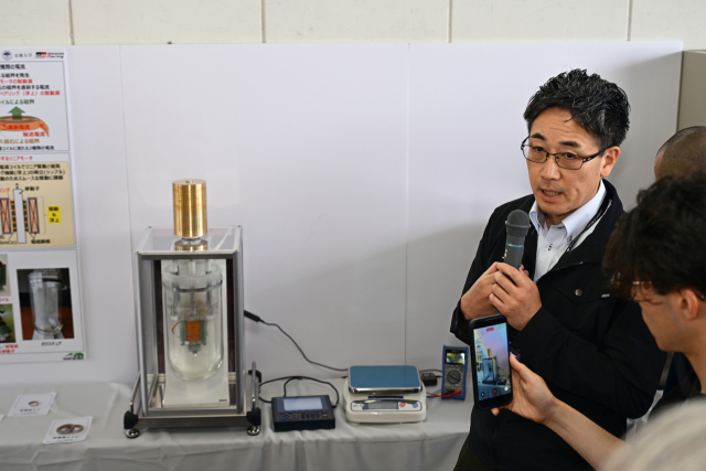 수소 초전도 기술에 대해 설명하는 토요타 관계자. 슈퍼 타이큐 공동취재단 제공