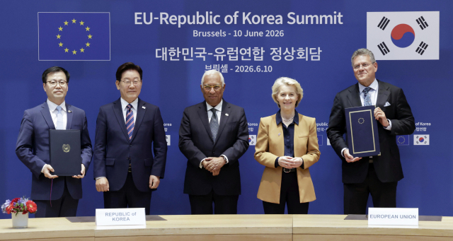 이재명 대통령과 안토니우 코스타 EU 정상회의 상임의장(가운데), 우르즐라 폰데어라이엔 EU 집행위원장이 10일(현지시간) 벨기에 브뤼셀 EU이사회 본부에서 디지털 통상 협정(DTA) 서명식이 끝난 뒤 기념촬영을 하고 있다. 왼쪽부터 여한구 통상교섭본부장, 이재명 대통령, 안토니우 코스타 EU 정상회의 상임의장, 우르즐라 폰데어라이엔 EU 집행위원장, 마로스 셰프초비치 통상 경제 안보 집행위원. 연합뉴스