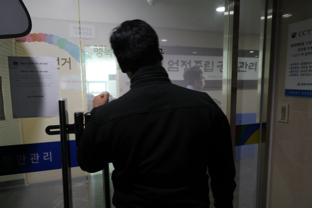 6·3 지방선거 투표용지 부족 사태를 수사 중인 경찰이 11일 송파구선거관리위원회 압수수색에 나섰다. 사진은 이날 송파구선관위 모습. 연합뉴스