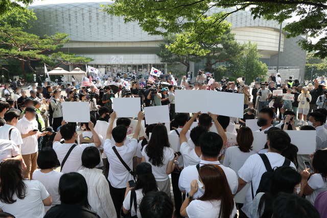 6·3 지방선거 투표용지 부족 사태로 빚어진 '잠실 개표소 봉쇄 시위'가 이어지고 있는 11일 서울 송파구 올림픽공원 핸드볼경기장에서 참가자들이 구호를 외치고 있다. 연합뉴스