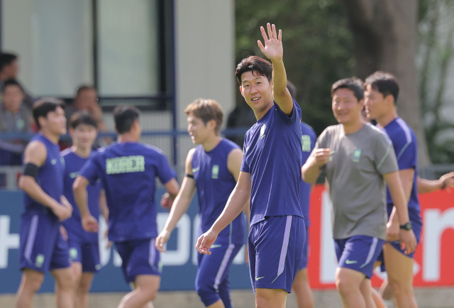 ‘캡틴’ 손흥민이 2026 북중미 월드컵 체코와의 조별리그 1차전을 하루 앞둔 10일(현지 시간) 멕시코 과달라하라 인근 훈련장에서 마지막 훈련하던 중 인사를 하고 있다. 연합뉴스