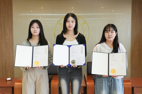 오스템임플란트 치위생학과 장학생(왼쪽부터 이주은, 하유승, 김나현 학생). 신라대 제공