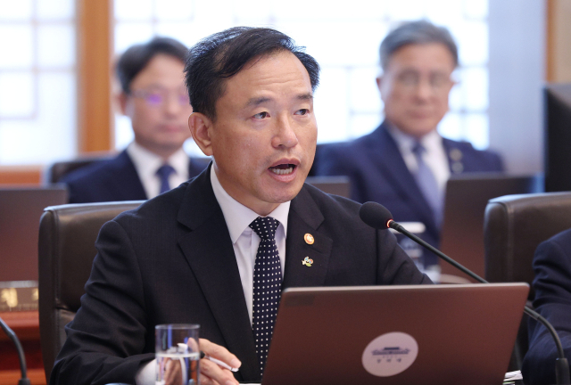 김종철 방송미디어통신위원장이 지난 2일 청와대에서 열린 이재명 대통령 주재 국무회의 겸 비상경제점검회의에서 정부 출범 1주년 부처 성과 보고를 하고 있다. 연합뉴스