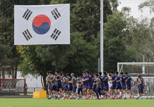 한국 월드컵 축구 국가대표팀 선수들이 지난 10일(현지시간) 멕시코 과달라하라 인근 사포판의 치바스 바예 베르데에서 훈련을 하고 있다. 연합뉴스,