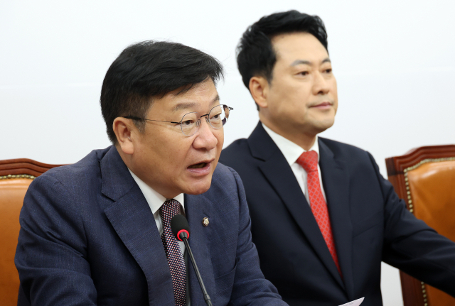 국민의힘 정점식 원내대표가 11일 국회에서 열린 최고위원회의에서 발언하고 있다. 오른쪽 장동혁 대표. 연합뉴스