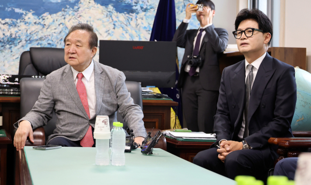 무소속 한동훈 의원이 11일 서울 여의도 대한민국 헌정회를 방문해 원로들의 발언을 경청하고 있다. 왼쪽은 정대철 헌정회장. 연합뉴스