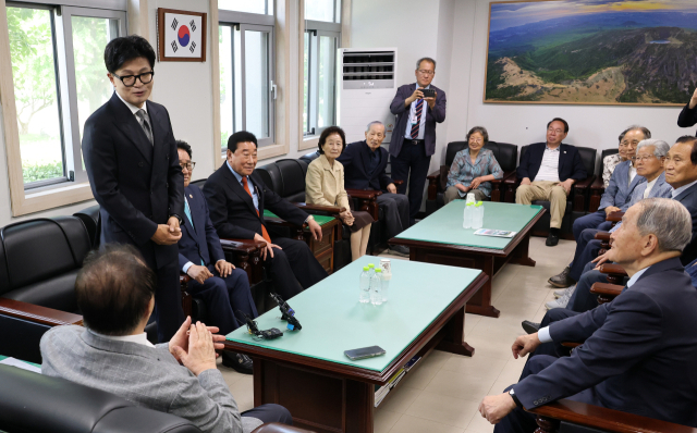 무소속 한동훈 의원이 11일 서울 여의도 대한민국 헌정회를 방문해 정대철 헌정회장 등 원로들과 환담한 뒤 인사말을 하고 있다. 연합뉴스