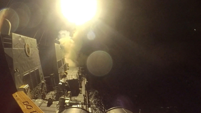 미 해군 구축함 USS 마이클 머피(DDG 112)가 10일(현지 시간) 토마호크 순항 미사일을 발사하고 있다. 로이터연합뉴스
