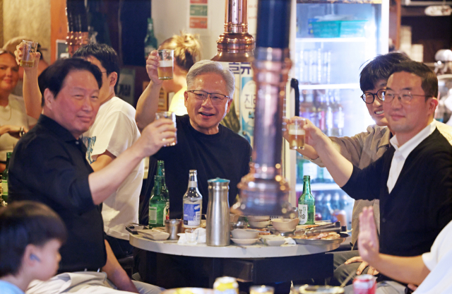 지난 5일 서울 마포구 홍대 인근 삼겹살 음식점 ‘형님 저요’에서 열린 이른바 ‘삼소(삼겹살·소주) 회동’이 화제가 됐다. 왼쪽부터 SK그룹 최태원 회장, 엔비디아 젠슨 황 최고경영자, 네이버 이해진 의장, LG그룹 구광모 회장. 연합뉴스