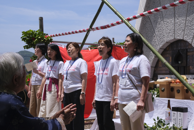지난 6일 오전 일본 규슈 사가현 가라쓰시 가카라시마에서 열린 제25회 백제 무령왕 탄생제에서 마쓰로무령왕국제네트워크협의회 관계자들이 무령왕의 가카라시마 탄생을 노래하는 ‘니리무세마’를 부르고 있다.
