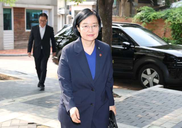 한성숙 국무총리 후보자가 10일 인사청문회 준비 사무실이 마련된 서울 종로구 통의동 금융감독연수원으로 출근하고 있다. 연합뉴스