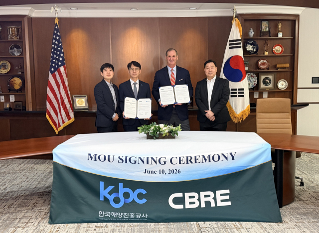 한국해양진흥공사는 10일(현지시간) 미국 애틀란타에서 CBRE와 미국 시장 내 물류·상업용 부동산 투자 협력 강화를 위한 업무협약을 체결했다. (왼쪽부터) 이상훈 해진공 인프라기획팀장, 천용건 해진공 해양금융본부장, 존 퍼거슨 CBRE 사장, 재 김(Jae Kim) CBRE 수석부사장. 해진공 제공