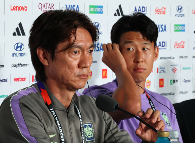 2026 피파 월드컵에 출전한 한국축구국가대표팀의 홍명보 감독이 체코와의 경기를 하루 앞둔 10일(현지시간) 멕시코 과달라하라 스타디움에서 열린 공식 기자회견에 손흥민과 참석해 회견을 준비하고 있다 연합뉴스