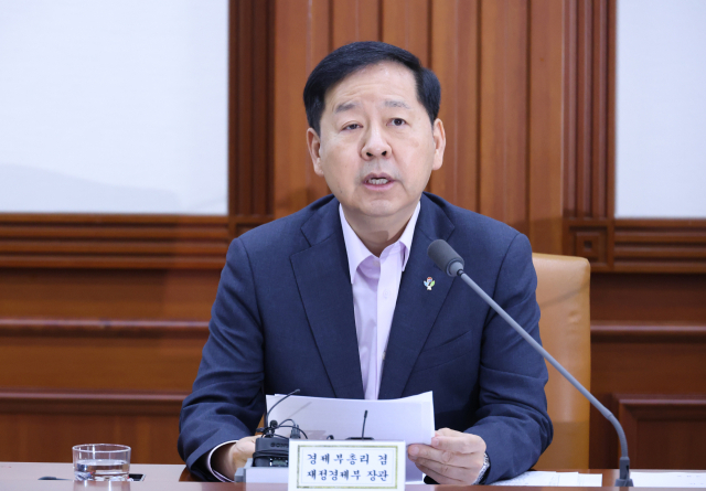 구윤철 부총리 겸 재정경제부 장관이 12일 서울 종로구 정부서울청사에서 열린 비상경제본부회의 겸 경제관계장관회의에서 발언하고 있다. 연합뉴스