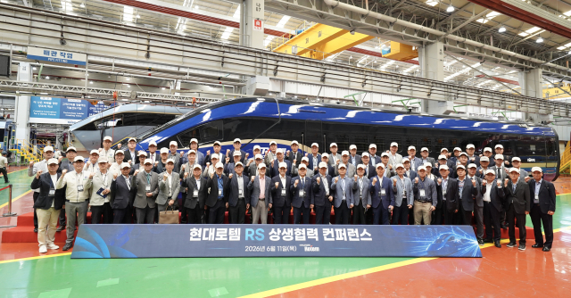 국회와 50개 협력사, 현대로템 등 관계자들이 지난 11일 경남 창원특례시 현대로템 창원공장에서 열린 ‘2026 현대로템 레일솔루션 상생협력 컨퍼런스’에서 기념촬영을 하고 있다. 현대로템 제공