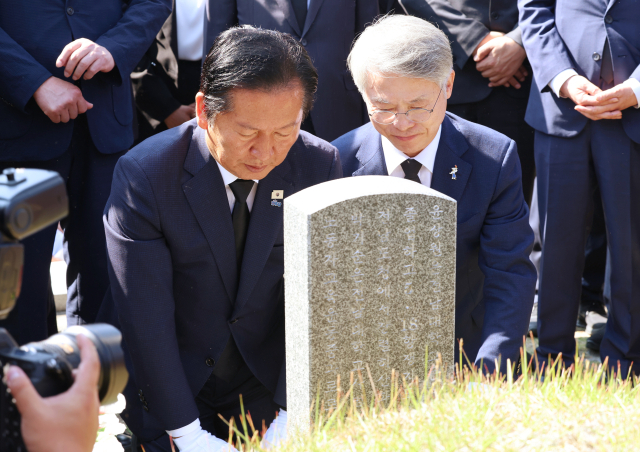 더불어민주당 정청래 대표가 12일 광주 북구 국립5·18민주묘지를 찾아 민형배 전남광주특별시장 당선인과 함께 윤상원 열사 묘소에서 참배하고 있다. 연합뉴스