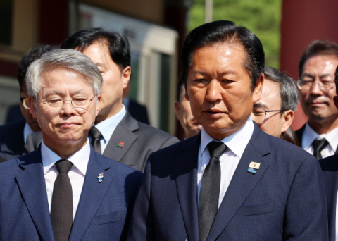 사퇴 압박 정청래, 광주 찾아 ‘정면 돌파’… 당내 갈등은 격화