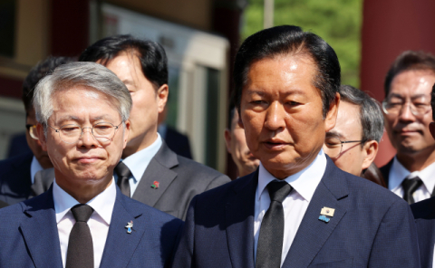 사퇴 압박 정청래, 광주 찾아 ‘정면 돌파’… 당내 갈등은 격화