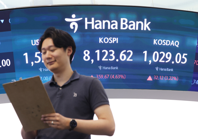 12일 서울 중구 하나은행 딜링룸 현황판에 코스피와 코스닥지수가 표시되고 있다. 이날 코스피는 전날보다 359.67포인트(4.63%) 오른 8,123.62로, 코스닥지수는 32.12포인트(3.22%) 오른 1,029.05로 마감했다. 연합뉴스