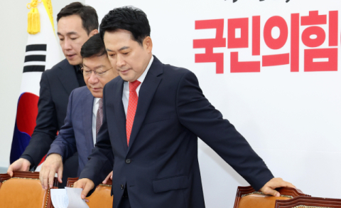 ‘가위바위보’ 언급한 장동혁 ‘사퇴 거부’ 시사… 퇴진 요청은 지속