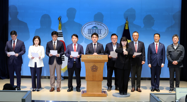 초·재선을 주축으로 한 국민의힘 소장파 모임 ‘대안과 미래’ 이성권 간사(왼쪽 다섯 번째)를 비롯한 의원들이 11일 국회 소통관에서 기자회견을 열고 장동혁 대표의 사퇴를 요구하고 있다. 연합뉴스