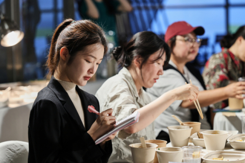 푸드테라스에서는 영화 속 음식을 직접 맛보면서 소통한다.