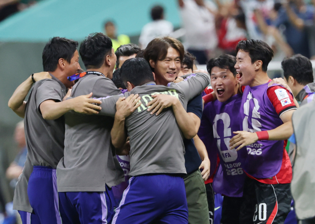 11일(현지시간) 멕시코 사포판 과달라하라 스타디움에서 열린 2026 북중미 월드컵 A조 1차전 한국과 체코의 경기가 한국의 2대1 역전승으로 끝났다. 경기 종료 휘슬이 울리자 홍명보 감독과 선수들이 환호하고 있다. 연합뉴스