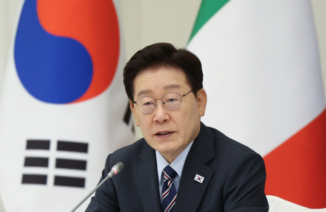 이재명 대통령이 12일(현지시간) 이탈리아 로마의 한 호텔에서 열린 비즈니스 라운드테이블에서 발언하고 있다. 연합뉴스