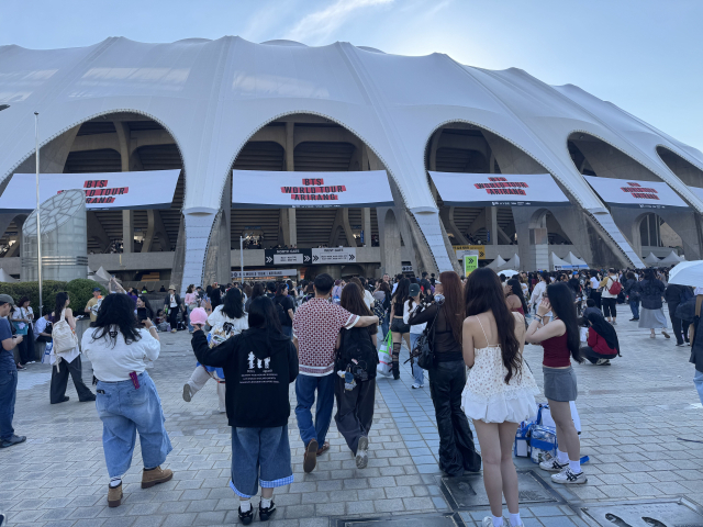 13일 오후 5시께 부산 연제구 부산 아시아드 주경기장 일대에 BTS 팬들이 모여 사진을 찍고 있는 모습. 손희문 기자