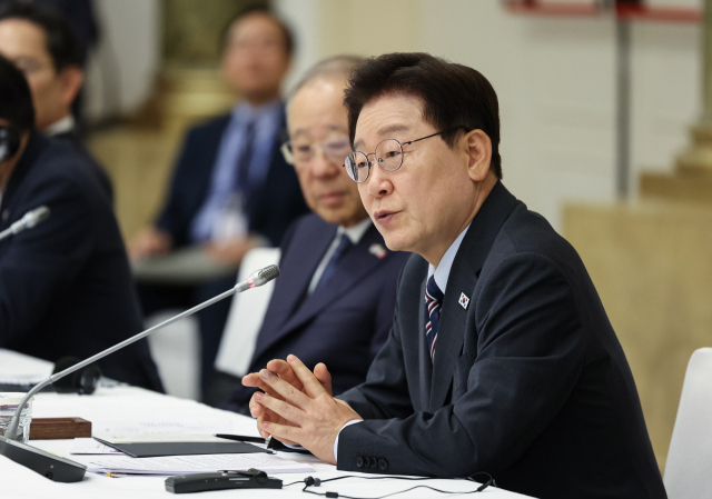 이재명 대통령이 12일(현지시간) 이탈리아 로마의 한 호텔에서 열린 비즈니스 라운드테이블에서 발언하고 있다. 연합뉴스