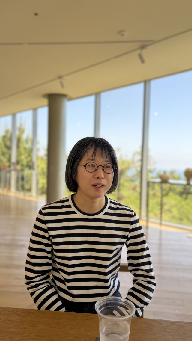 카린 갤러리에서 인터뷰 중인 김한나 작가. 김은영 기자 key66@